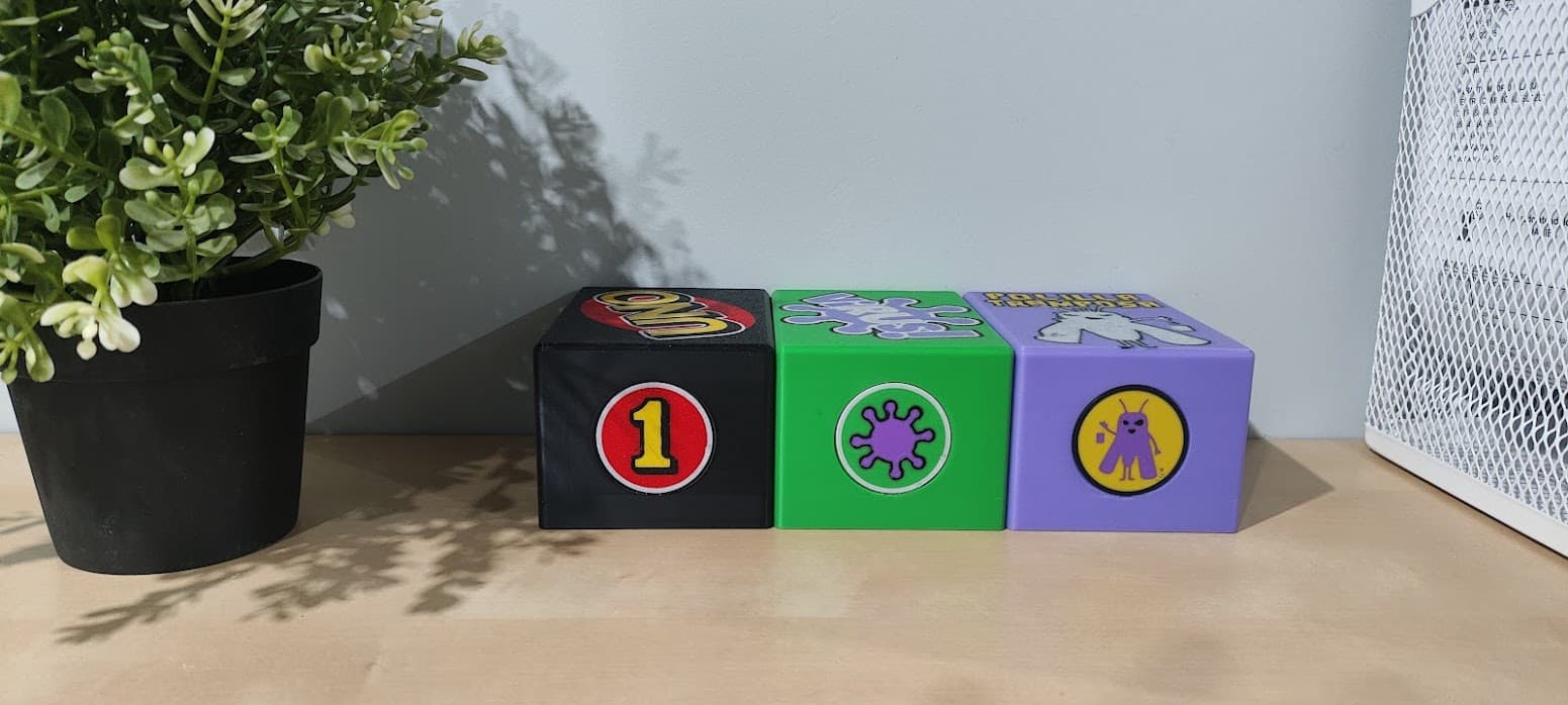 Dispensador apilable para cartas UNO imagen 4